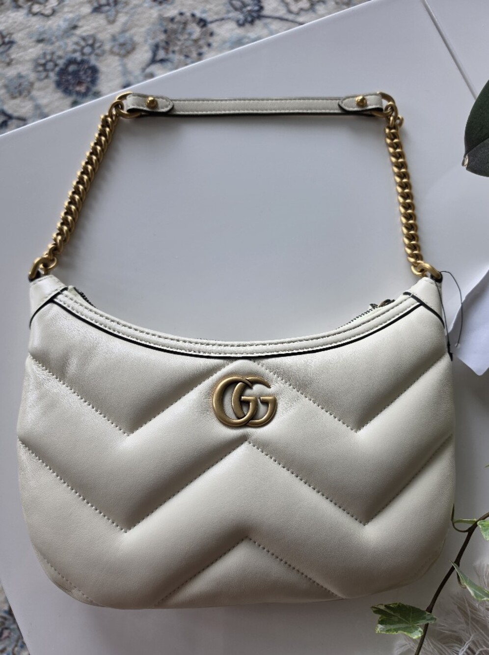 Gucci White Matelassé Shoulder Bag with Gold Chain